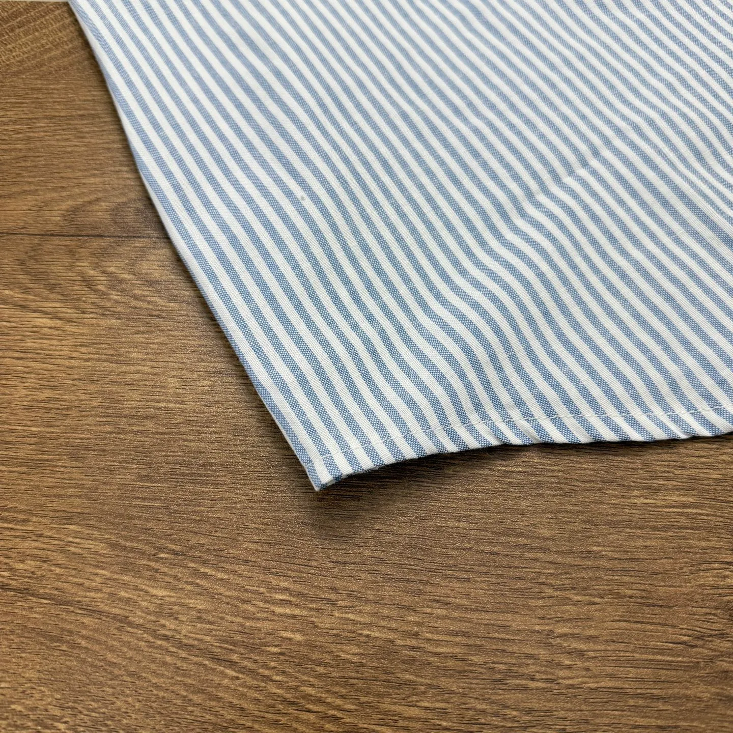 P190 Style No. B25 Ralph Lauren/Ralph Lauren classic colorful small label striped casual shirt 1️⃣Made of high-quality classic striped fabric, the upper body is soft and comfortable, extremely delicate, has a solid, smooth and soft feel. The fabric does not wrinkle, and the feel is invincible. The details are handled perfectly! 2️⃣Adopting the washing process, the workmanship details are perfectly controlled. They are all hemmed with vest technology, and the insides of the sleeves are also used. Different from the four-needle and five-thread workmanship, the collars are also all designed with interlining, showing high-end fashion and individuality, and the style is fashionable, simple and elegant! 3️⃣It is very youthful and energetic, and can be easily worn by both men and women. It is very in line with the fashion aesthetic concepts of today's young people! Color: Striped Blue Sizes: S, M, L, XL